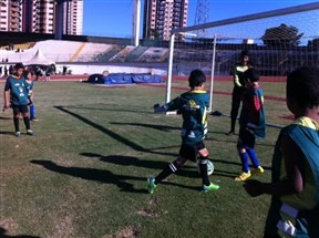 Centenas de meninos que sonham em ser jogador de futebol se reúnem no Willie Davids para uma espécie de final de campeonato